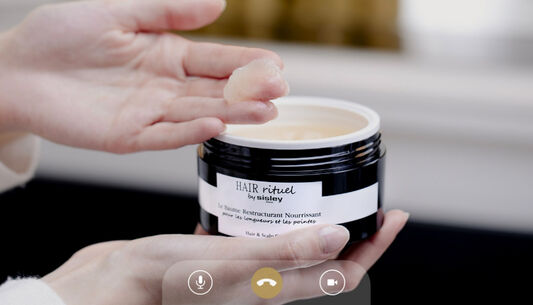 Do you have a question about our Hair Rituel by Sisley prducts or are interested in a specific hair care routine? Or maybe you are looking to treat someone? Then why not book a beauty session with one of our Sisley hair care advisors: they will assist you and advise on the best products that are suited to your specific needs, ensuring you make the right choice.